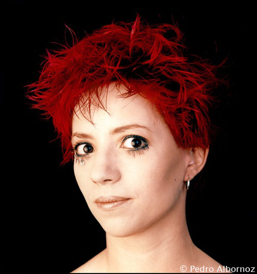 Eva con el pelo rojo